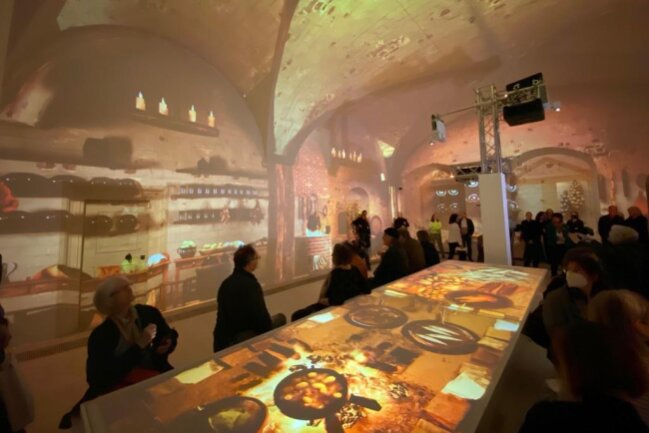 <p>Die 360-Grad-Projektionsshow mit dem Titel "Tafelfreuden und Feste"&nbsp;im Kreuzgewölbe des Sommerhauses soll das Hightlight der Ausstellung darstellen.&nbsp;&nbsp;21 Beamer werfen 30.000 Bilder an die Wand.&nbsp;</p>
