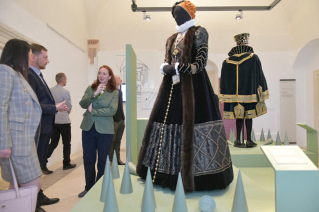 <p>Die&nbsp;Raumkonzeption der Ausstellung erlaubt es, die Exponate, wie die&nbsp;nachgeschneiderten Festkleider der Kurfürstin Anna, aus der Nähe zu betrachten.</p>
