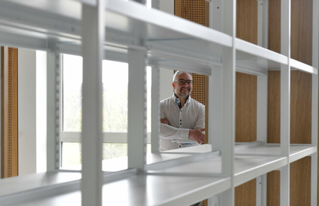 <p>Marcel Lenk ist Juniorchef der Firma Lenk. Der Betrieb aus Schönheide hat die Regale für die neue Freiberger Unibibliothek geliefert – die Regalböden summieren sich auf eine Länge von mehr als 8 Kilometern.</p>
