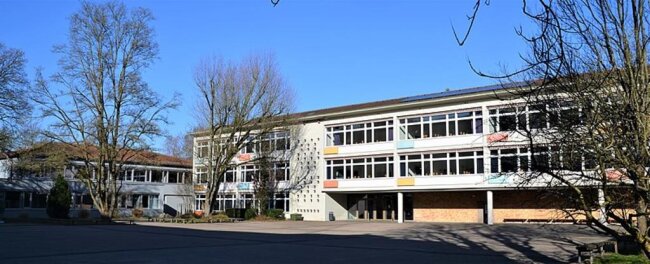 <p>Früher Zweckbau: Schulhofansicht des Hans-Baldung-Gymnasium in Schwäbisch Gmünd, 1954</p>
