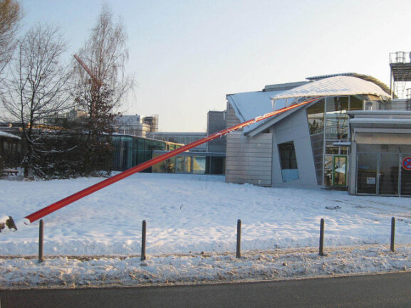 <p>Postmoderne pur: HYSOLAR-Haus, 1987-89, heute: „Visus Institut“ (Visualisierungsinstitut) der Universität Stuttgart.&nbsp;</p>
