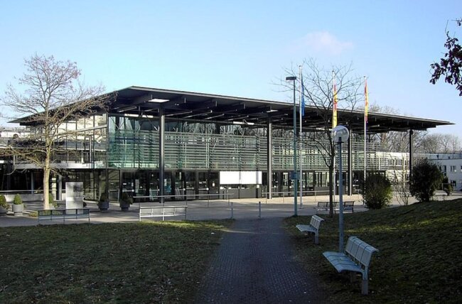 <p>Mehr Licht für die Demokratie: Neuer Plenarsaal des Deutschen Bundestages in Bonn. Benutzt zwischen Oktober 1992 und Juli 1999</p>
