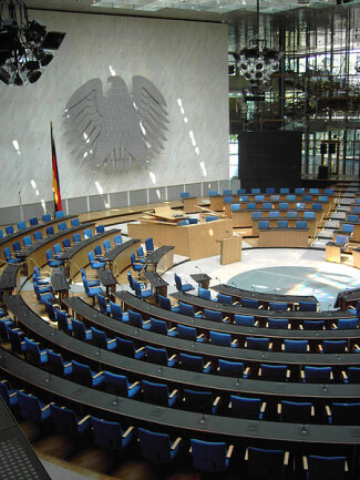 <p>Neuer Plenarsaal des Bundestags in Bonn, Innenansicht.</p>
