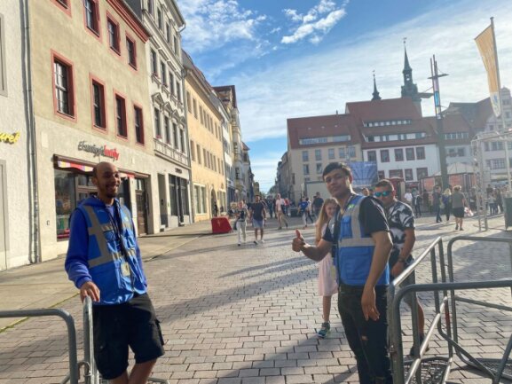 <p>Rahman Amiri (rechts) und Fernando Zinguire kontrollieren am Eingang Obermarkt, dass die Besucher zum Konzert keine Glasflaschen mitbringen.</p>
