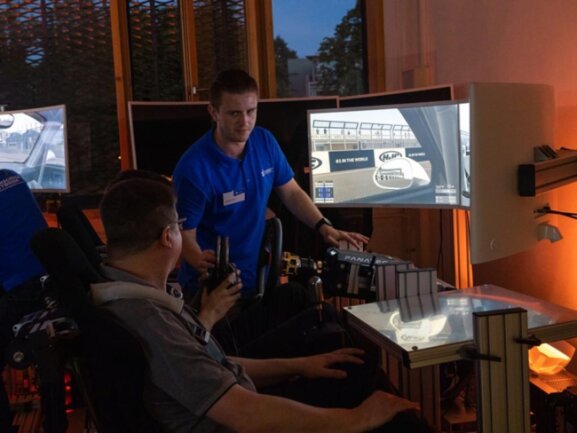 <p>Im Living Lab Motion Simulation konnten sich die Besucher hinter das Lenkrad eines Fahrsimulators setzen.</p>
