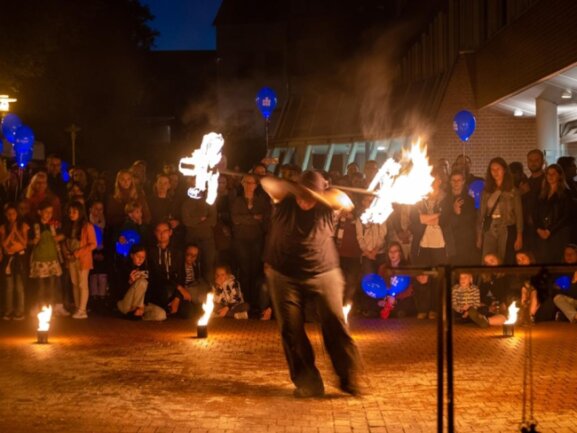 <p>Neben Straßenmusik, Eis und Gegrilltem sorgte eine Feuershow dafür, dass die Besucher auf dem Campusgelände anhielten.</p>
