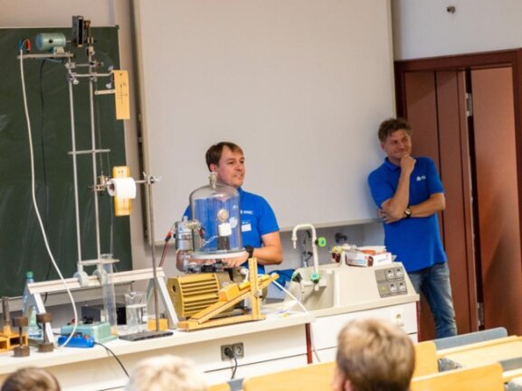 <p>Die Professoren Richard Börner (l.) und André Streek ließen bei ihrer Show-Vorlesung zu Physik und Laser einen Wecker per Vakuum verstummen.</p>
