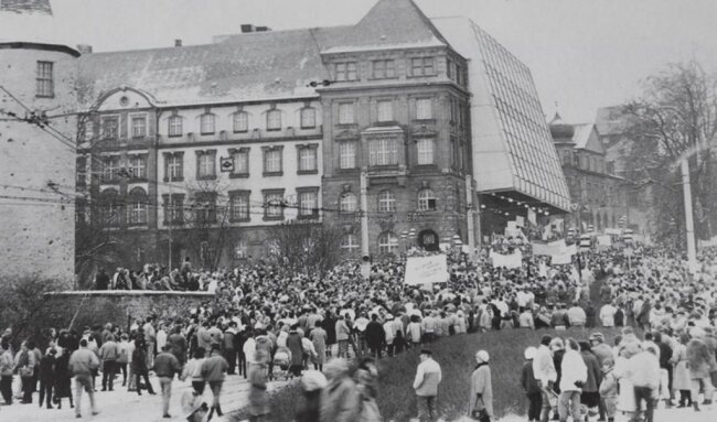 <p>Tausende Menschen demonstrierten in Plauen von Oktober 1989 bis März 1990. Dabei waren zahlreiche Transparente im Einsatz. Es handelt sich um eine Repro aus dem Buch „Die Wende in Plauen“ von Thomas Küttler, Heimatverlag Neupert Plauen.</p>
