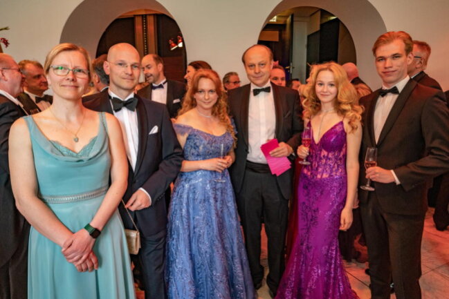 <p>Patrick und Christina Scheinpflug, zusammen mit Prof. Silke und Andreas Kolbig mit deren Tochter Alexandra Kolbig und Freund Felix Hamann&nbsp;(v.l.).</p>
