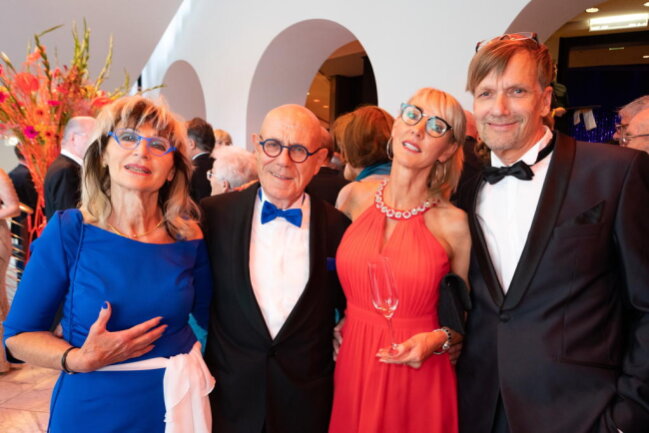 <p>Petra Ullrich mit Bernd Wollmann trägt Blau auf dem Opernball. Babette Ullrich und Frank Schmidt entschieden sich für Rot.</p>
