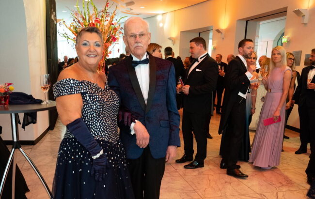 <p>Werner und Béatrice Mische besuchen schon seit vielen Jahren den Chemnitzer Opernball. Diesen finden sie im Vergleich zum Semperopernball viel persönlicher.</p>

