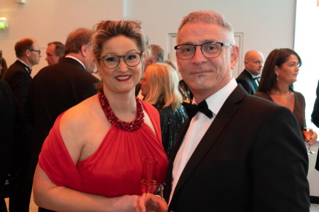 <p>Doreen Tauber und Uwe Brösel sind das vierte Mal beim Opernball in Chemnitz. Die beiden lieben es, sich einmal im Jahr, zum Opernball, besonders schick zu kleiden und zu tanzen.</p>
