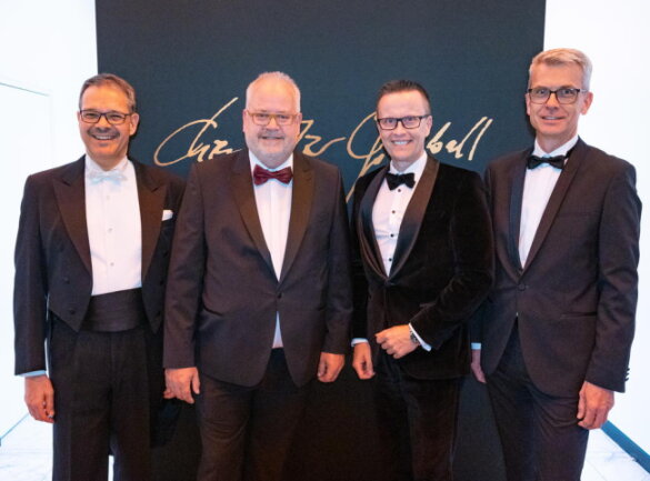 <p>Die Hauptsponsoren des Chemnitzer Opernballs mit Intendant Dr. Christoph Dittrich, daneben Andreas Wöllenstein, Dr. Michael Kreuzkamp und Jörg Hellmann. (v.l.).</p>
