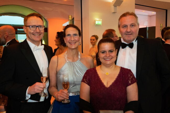 <p>Jens Leonhardt und Babette Kretzschmann&nbsp;zusammen mit Claudia und Thomas Rost beim Chemnitzer Opernball.</p>

