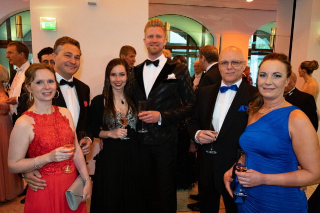 <p>Denise und Daniel Pohlers trafen auf dem Opernball Catharina Wendtland mit Philipp Jendras sowie&nbsp;Anke und Holger Schnärz (v.l.).</p>
