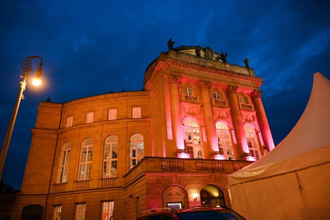 <p>Auch das Opernhaus und der Theaterplatz erstrahlten am Samstagabend.</p>
