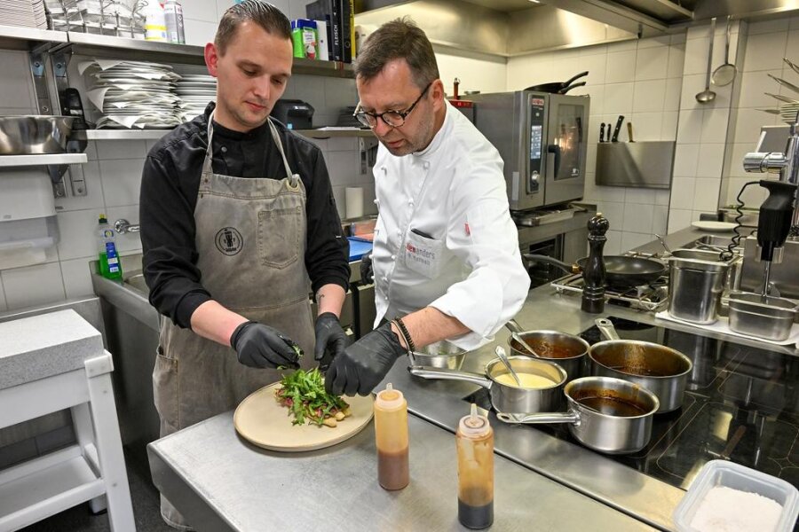 <p>Probekochen für den Ballabend:&nbsp;Dominik Barthmann (l.) und&nbsp;Roland Keilholz mit der Vorspeise.&nbsp;</p>
