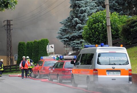 <p>
	Feuerwehren aus Lengenfeld und den Ortsteilen, aus Treuen sowie die Atemschutzbereitschaft Rodewisch eilten herbei.</p>
