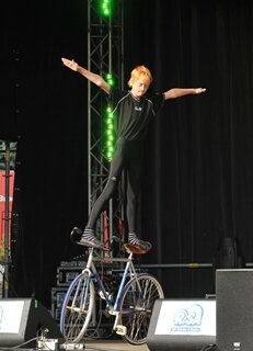 ... sondern auch Akrobatik von Kunstradfahrer Mike Lauterbach.