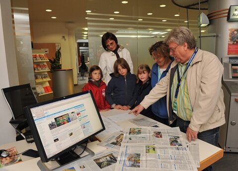 Redakteur Werner Richter zeigte seinen Gästen, wie eine Zeitung entsteht. 