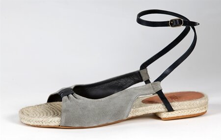Ein Muss für den Sommer 2011: Fesselriemchen-Sandale von Vialis