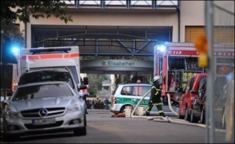 Die Frau rannte demnach in das benachbarte katholische Elisabethen-Krankenhaus und schoss dort wild um sich. Dabei tötete sie einen Pfleger. Der schwer verletzte Polizist erlitt einen Kniedurchschuss.