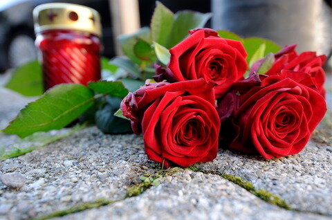 Ein Grablicht und rote Rosen vor dem Eingang zum St. Elisabethen-Krankenhaus. 