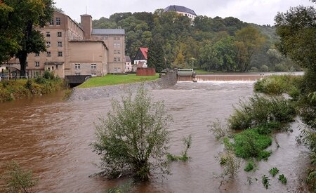 Der Wasserstand der Zschopau am Wehr in Sachsenburg war am Montagabend schon deutlich gestiegen.