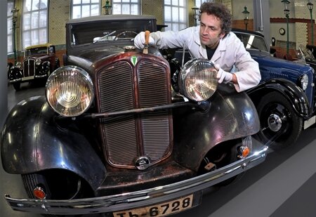 Bei der Arbeit an den Autos reicht Restaurator John-Ernst Ludwig zunächst ein Staubpinsel. Die Wagen sind restauriert. Das Cabrio von 1936 im Bild ist sogar im Originalzustand konserviert. 