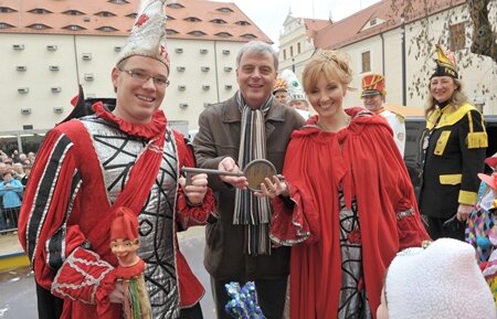 Prinz Alexander I. und seine Prinzessin Stephanie haben Freibergs Oberbürgermeister Bernd-Erwin Schramm den Rathausschlüssel abgenommen (Landkreis Mittelsachsen).