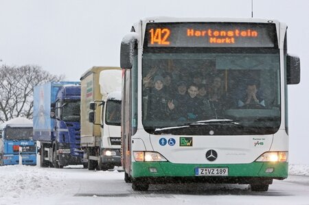 Ein Schulbus, der Kinder von Zschocken nach Hartenstein fahren wollte, stand mehr als 2 Stunden zwischen Lichtenstein und der Auffahrt Hartenstein. Glatteis verhinderte eine Weiterfahrt.