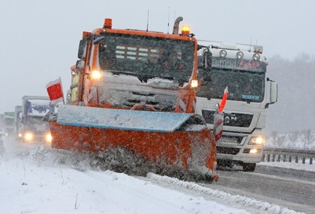 Schnee und Eis haben am Mittwochmorgen für Unfälle und Behinderungen auf Sachsens Straßen gesorgt. Die A 72 zwischen Hartenstein und Stollberg war komplett vereist.