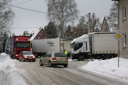In Erdmannsdorf wollte die Fahrerin eines Lkw rechts auf die S 236 (Chemnitzer Straße) abbiegen. Dabei geriet ihr Fahrzeug ins Rutschen, eine Weiterfahrt war unmöglich. 