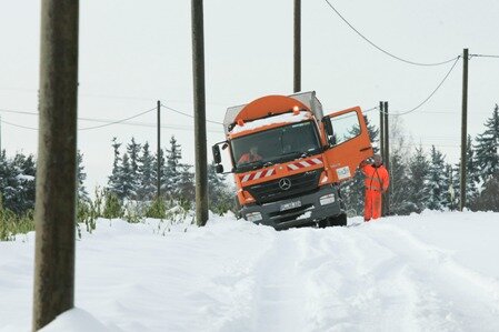 In Plauen blieb am Donnerstag ein Abfallfahrzeug in Schneewehen stecken - es ging weder vor noch zurück. 