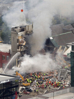 <p>
	Nach Angaben von Premierminister John Key wurden mindestens 65 Menschen getötet. Zahlreiche Gebäude, darunter mehrstöckige Büroblocks, eine Herberge und der Turm der Kathedrale, stürzten ein.</p>
