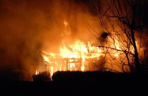 <p>
	Zum Brand einer Gartenlaube sind die Kameraden der Feuerwehren Niederneuschönberg und Olbernhau am Sonntagmorgen gerufen worden.</p>
