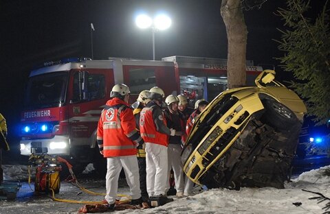 <p>
	Bei einem Unfall auf der S 216 bei Rübenau ist am Sonntagabend ein 23-Jähriger getötet worden.</p>
