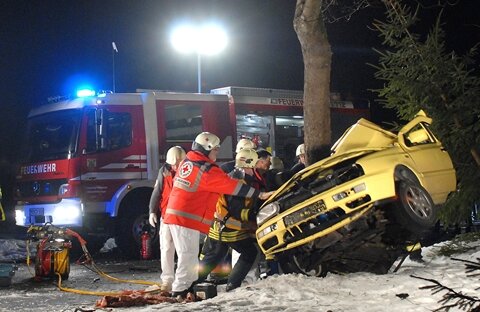 <p>
	Die Kameraden der Feuerwehren aus Rübenau und Reitzenhain mussten den jungen Mann aus dem Fahrzeug befreien.i.&nbsp;&nbsp;&nbsp;&nbsp;</p>
