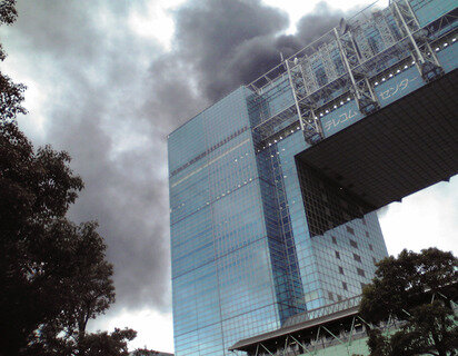 <p>
	Blick auf ein brennendes Gebäude in einem Geschäftsviertel von Tokio.</p>
