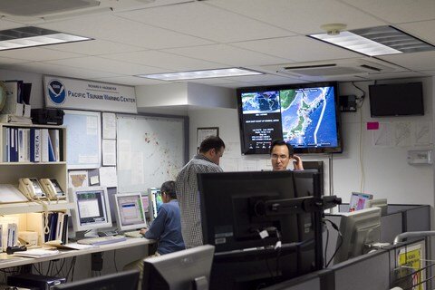 <p>
	Arbeiter im Pacific Tsunami Warning Center in Honolulu. Das Center hat die Tsunami-Warnung auf Hawaii und den Rest des Pazifischen Ozeans ausgeweitet.</p>
