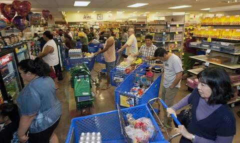 <p>
	Hunderte Einwohner von Oahu strömten in den Times Supermarkt, um sich mit Wasser und Vorräten einzudecken.</p>
