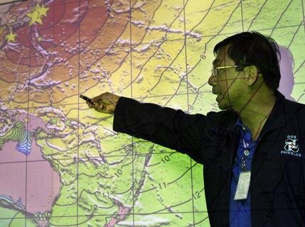 <p>
	Renato Solidum, Direktor des phillippinischen Instituts für Vulkanologie und Seismologie, erläutert bei einer Besprechung am Freitag die Auswirkungen des Tsunamis auf einer Karte.</p>

