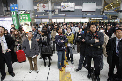 <p>
	Zugreisende in Tokio beim Warten auf neueste Informationen.</p>
