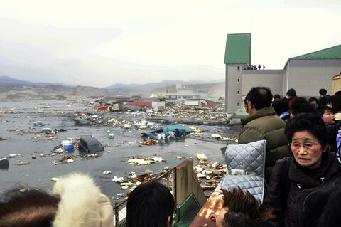 <p>
	Einwohner begutachten die Folgen der Flutwelle im Hafen von Kesennuma.</p>
