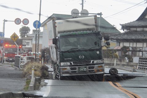 <p>
	Ein Lastwagen ist auf einer vom Beben zerstörten Straße im Zentrum von Iwaki, Fukushima, eingebrochen.</p>
