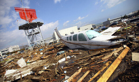 <p>
	Trümmer eines Kleinfliegers nach dem Tsunami in Sendai.</p>
