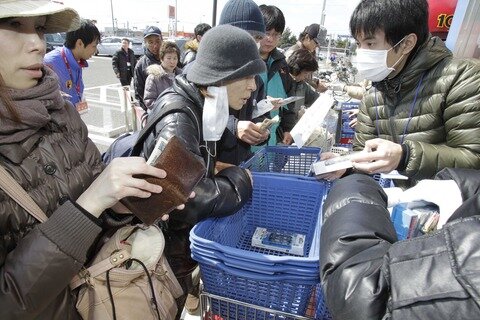 <p>
	Einwohner von Sendai versuchen sich mit dem Nötigsten zu bevorraten.</p>
