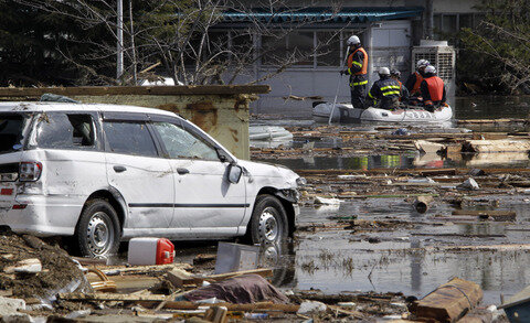 <p>
	Einsatzkräfte in Sendai auf der Suche nach Opfern des Tsunamis.</p>
