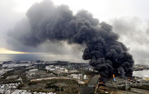 <p>
	Rauch über einem Industriegebiet in Sendai.</p>

