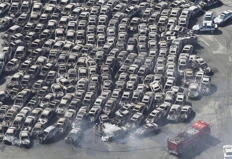 <p>
	Hunderte zerstörter Autos in Hitachi.</p>
